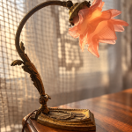 Lampe ancienne 1900 en bronze doré style Louis XVI et tulipe en pâte de verre - L'éloge de la douceur