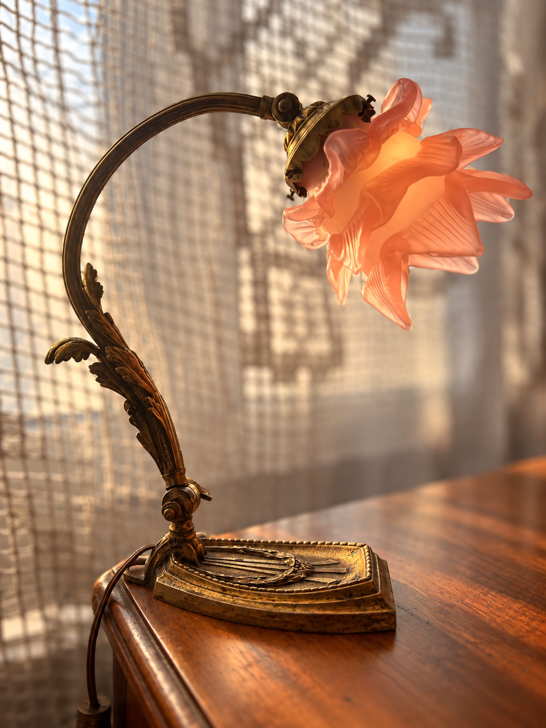 Lampe ancienne 1900 en bronze doré style Louis XVI et tulipe en pâte de verre - L'éloge de la douceur