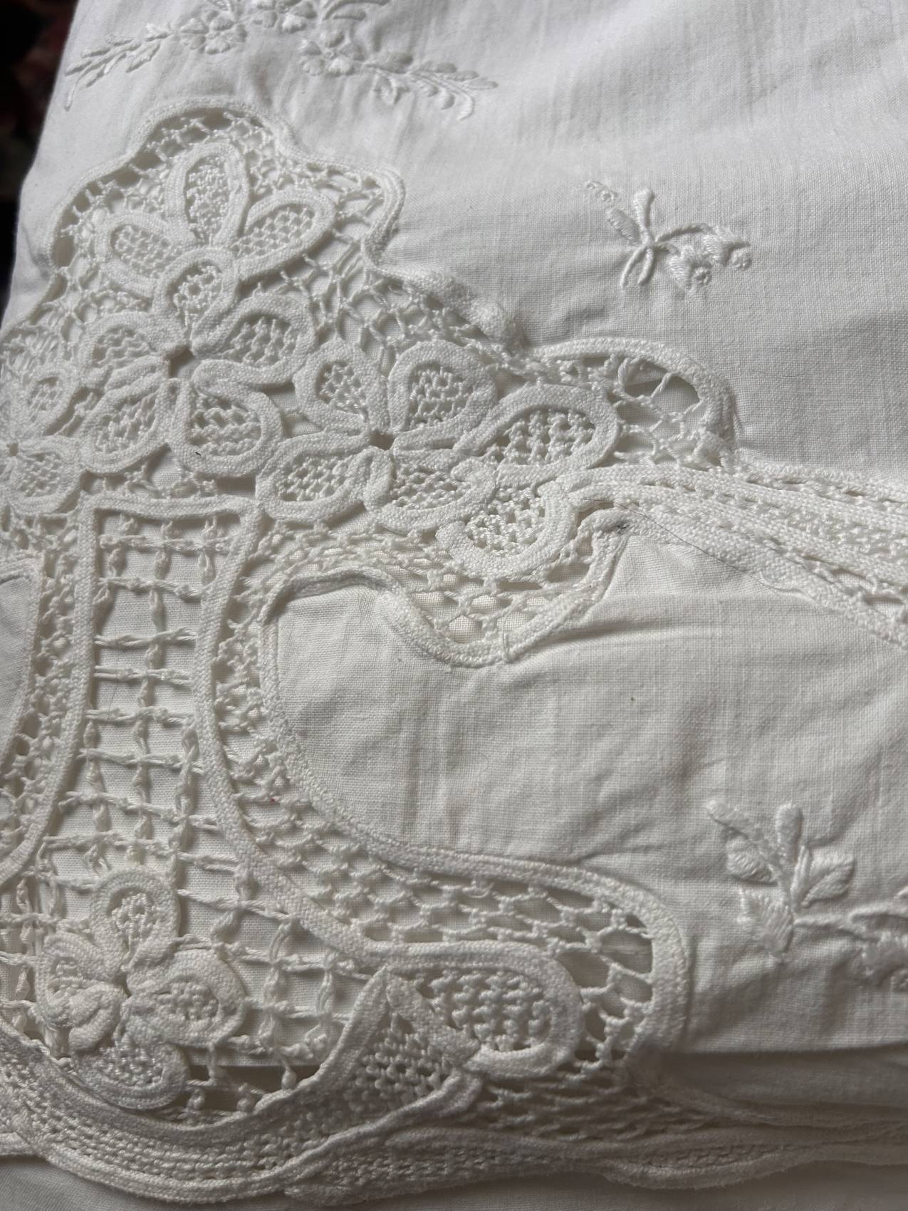 Parure de lit ancienne de mariage en coton avec incrustation de broderie – milieu du XXe siècle une jolie rareté