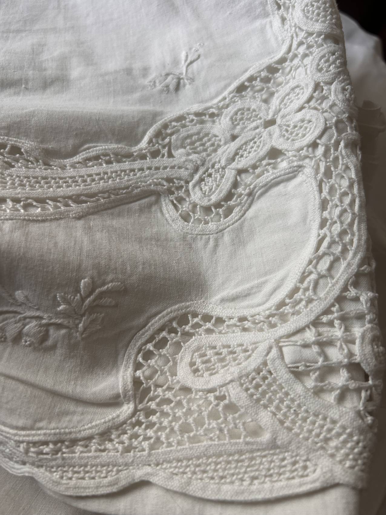 Parure de lit ancienne de mariage en coton avec incrustation de broderie – milieu du XXe siècle une jolie rareté – Image 4