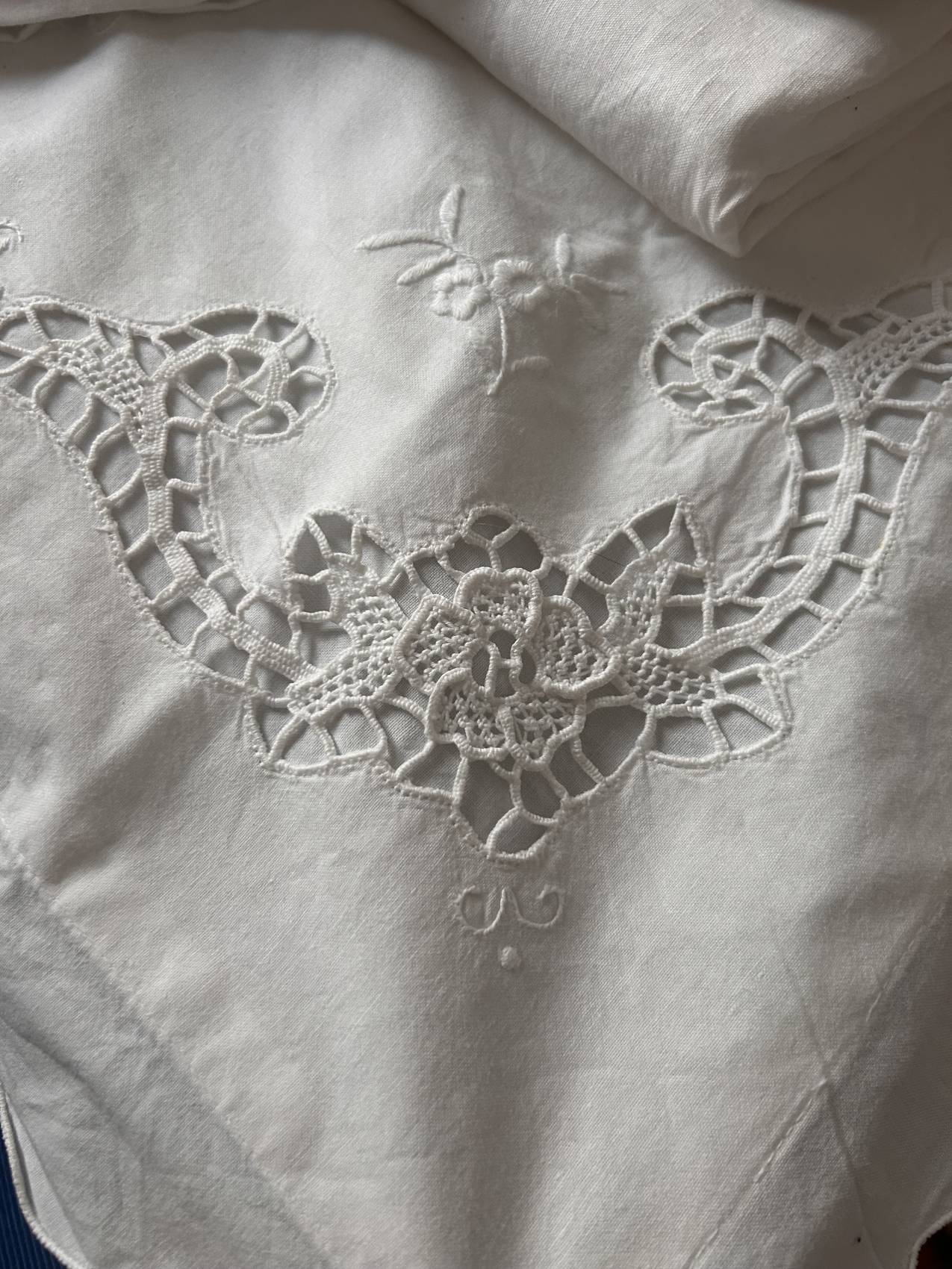Parure de lit ancienne de mariage en coton avec incrustation de broderie – milieu du XXe siècle une jolie rareté – Image 2
