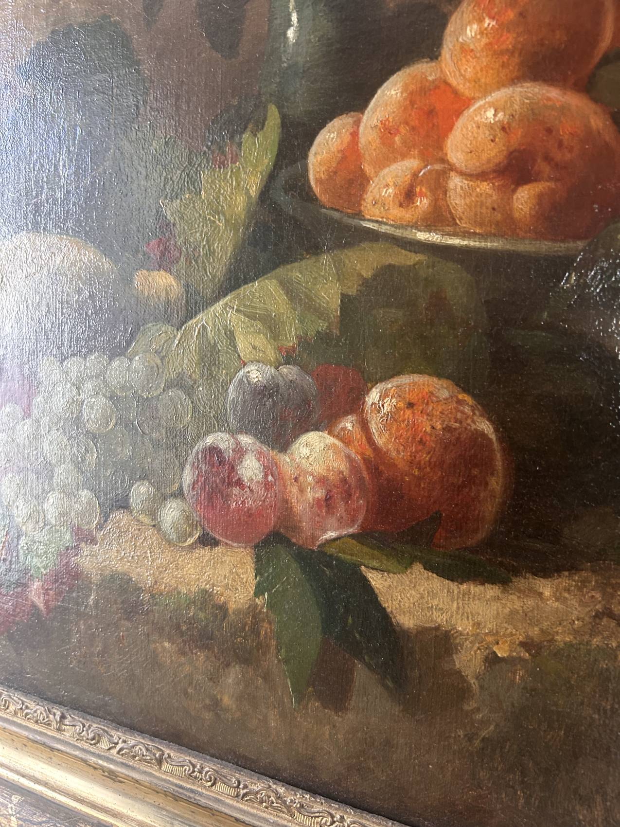 Grande nature morte aux fruits du XIXe siècle – huile sur toile et cadre doré à la feuille - en superbe état – Image 10