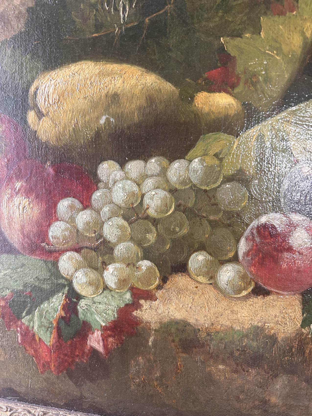 Grande nature morte aux fruits du XIXe siècle – huile sur toile et cadre doré à la feuille - en superbe état – Image 7