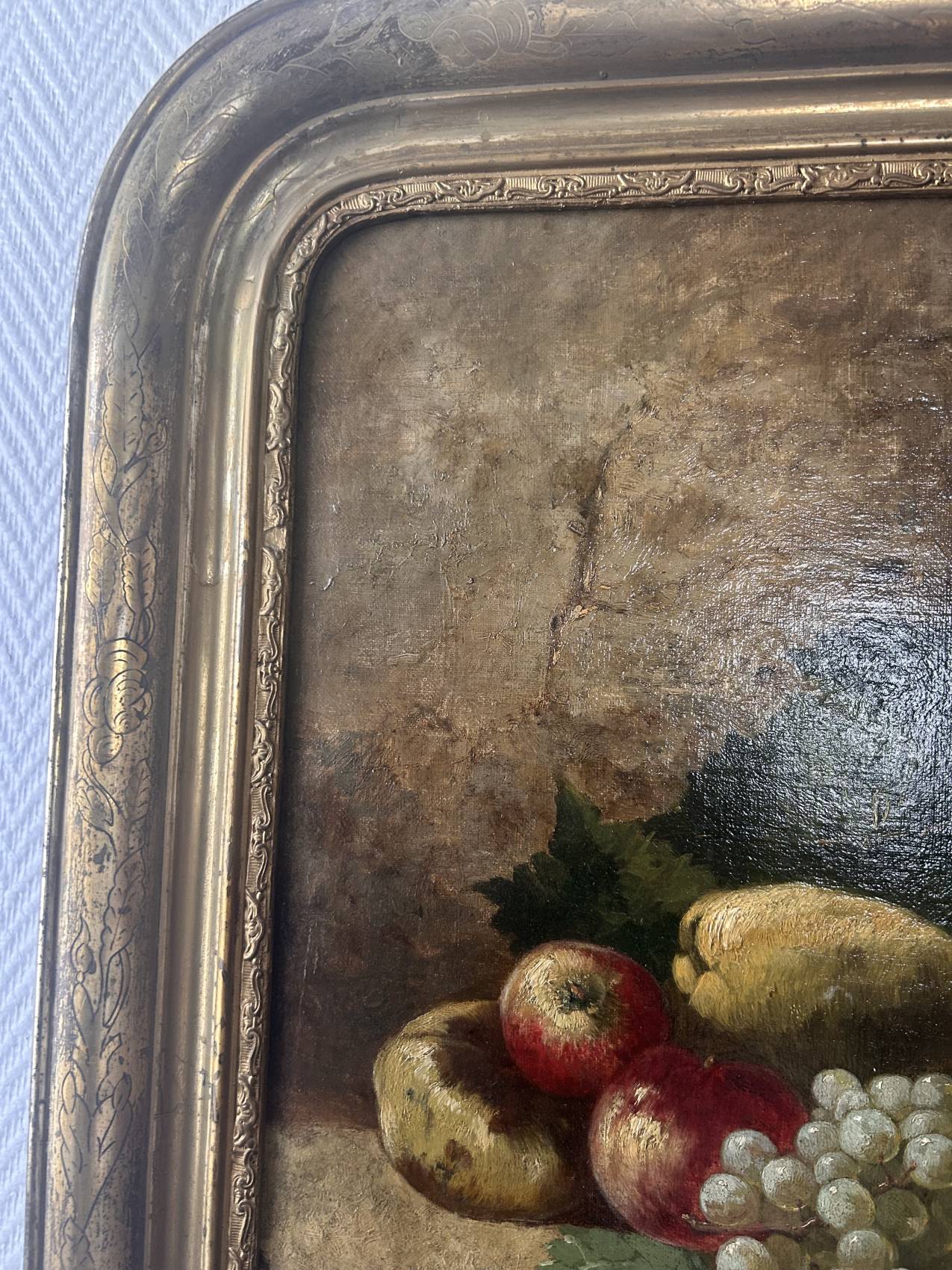 Grande nature morte aux fruits du XIXe siècle – huile sur toile et cadre doré à la feuille - en superbe état – Image 5