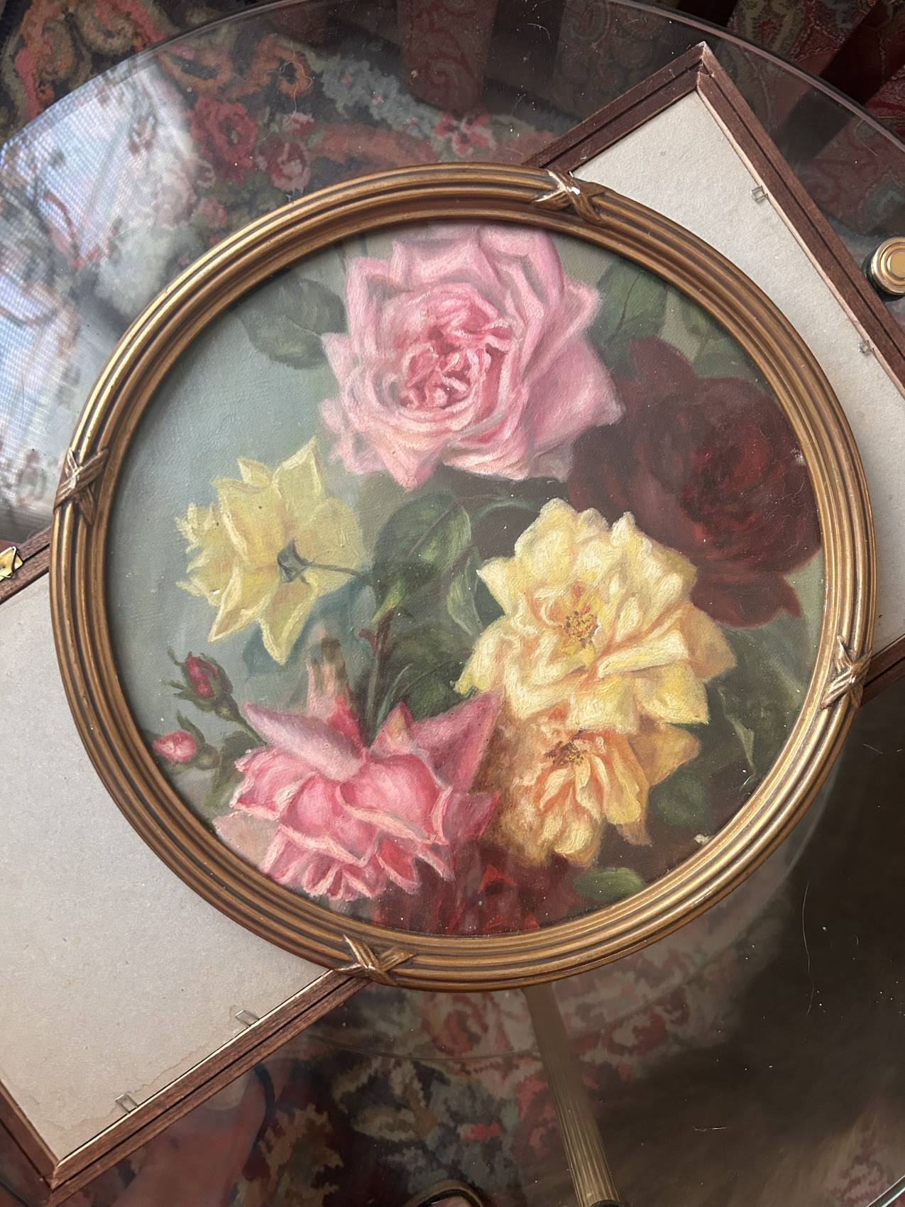 Tableau ancien bouquet de roses, époque 1900 – peinture sous verre et cadre doré Louis XVI – Image 2