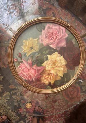 Tableau ancien bouquet de roses, époque 1900 – peinture sous verre et cadre doré Louis XVI