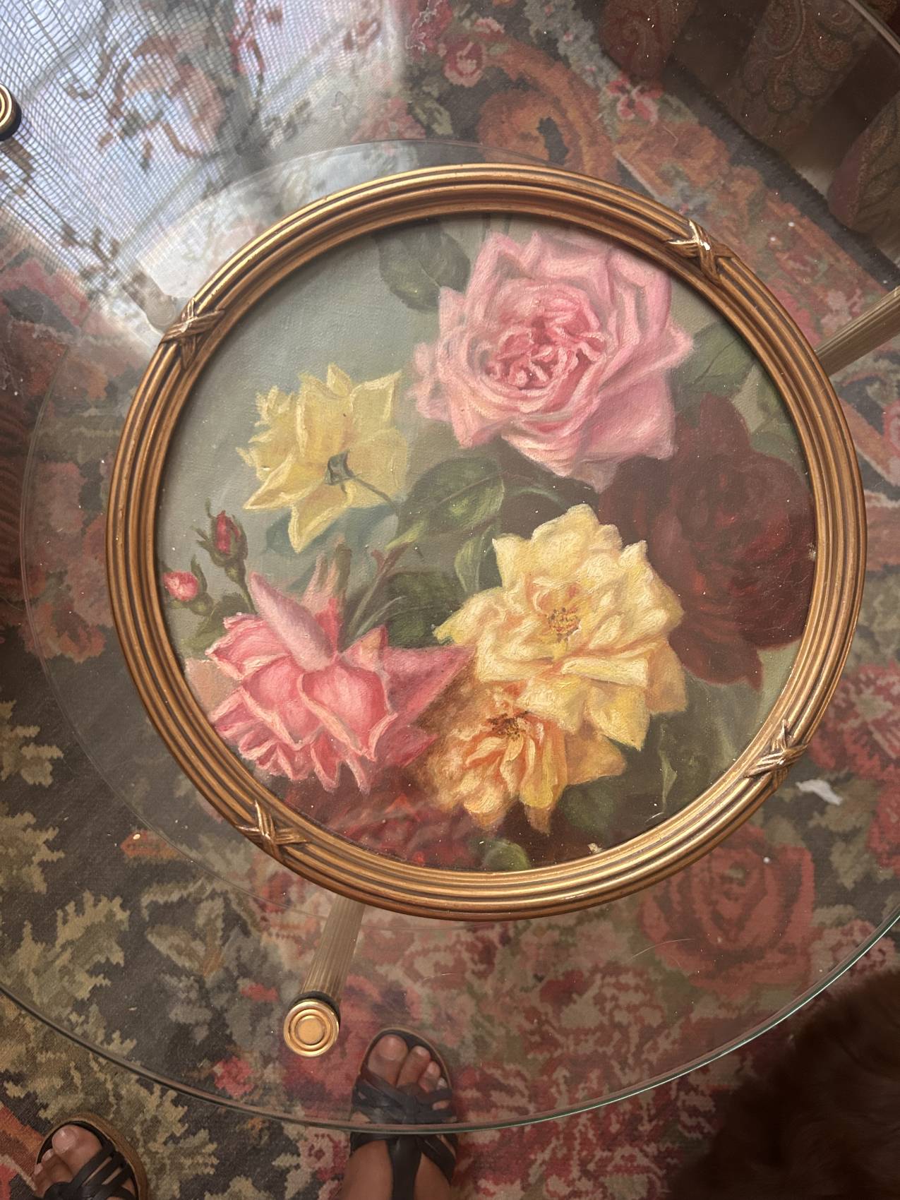 Tableau ancien bouquet de roses, époque 1900 – peinture sous verre et cadre doré Louis XVI