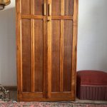 Petite armoire anglaise en chêne début XXe aux proportions atypiques une rareté Prix de vente de 468 €