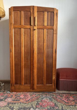 Petite armoire anglaise en chêne début XXe aux proportions atypiques une rareté Prix de vente de 468 €
