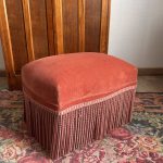 Pouf ottoman vintage en velours vieux rose à frange? l'allié du vendredi soir