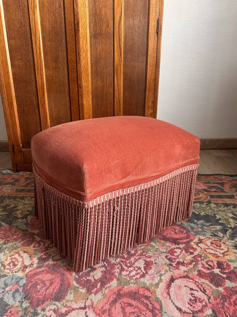 Pouf ottoman vintage en velours vieux rose à frange? l'allié du vendredi soir