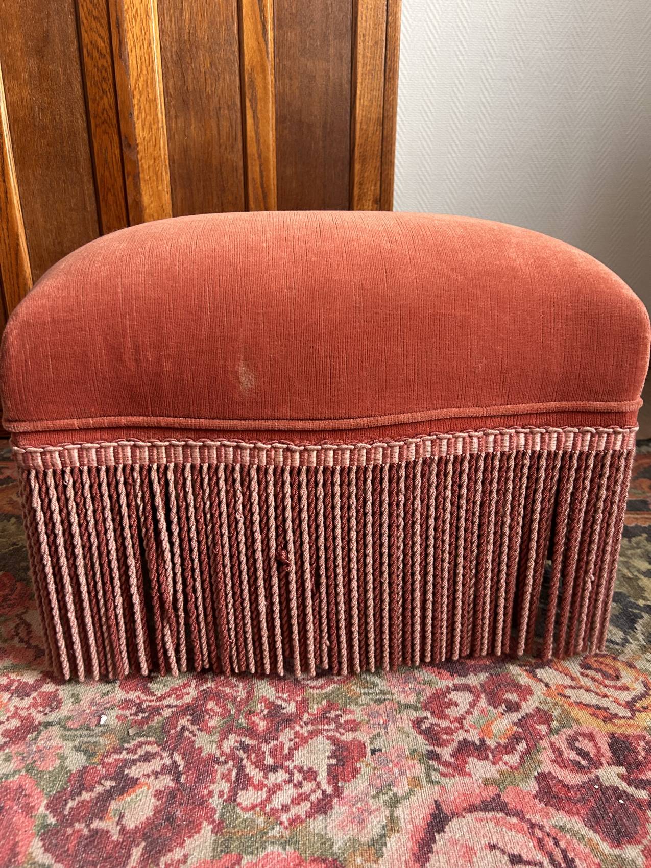 Pouf ottoman vintage en velours vieux rose à frange? l'allié du vendredi soir