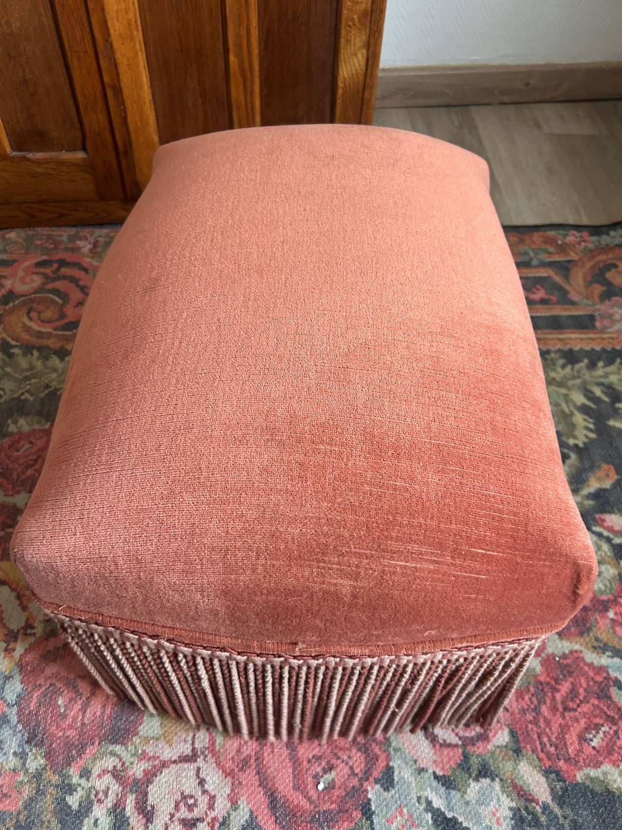 Pouf ottoman vintage en velours vieux rose à frange? l'allié du vendredi soir