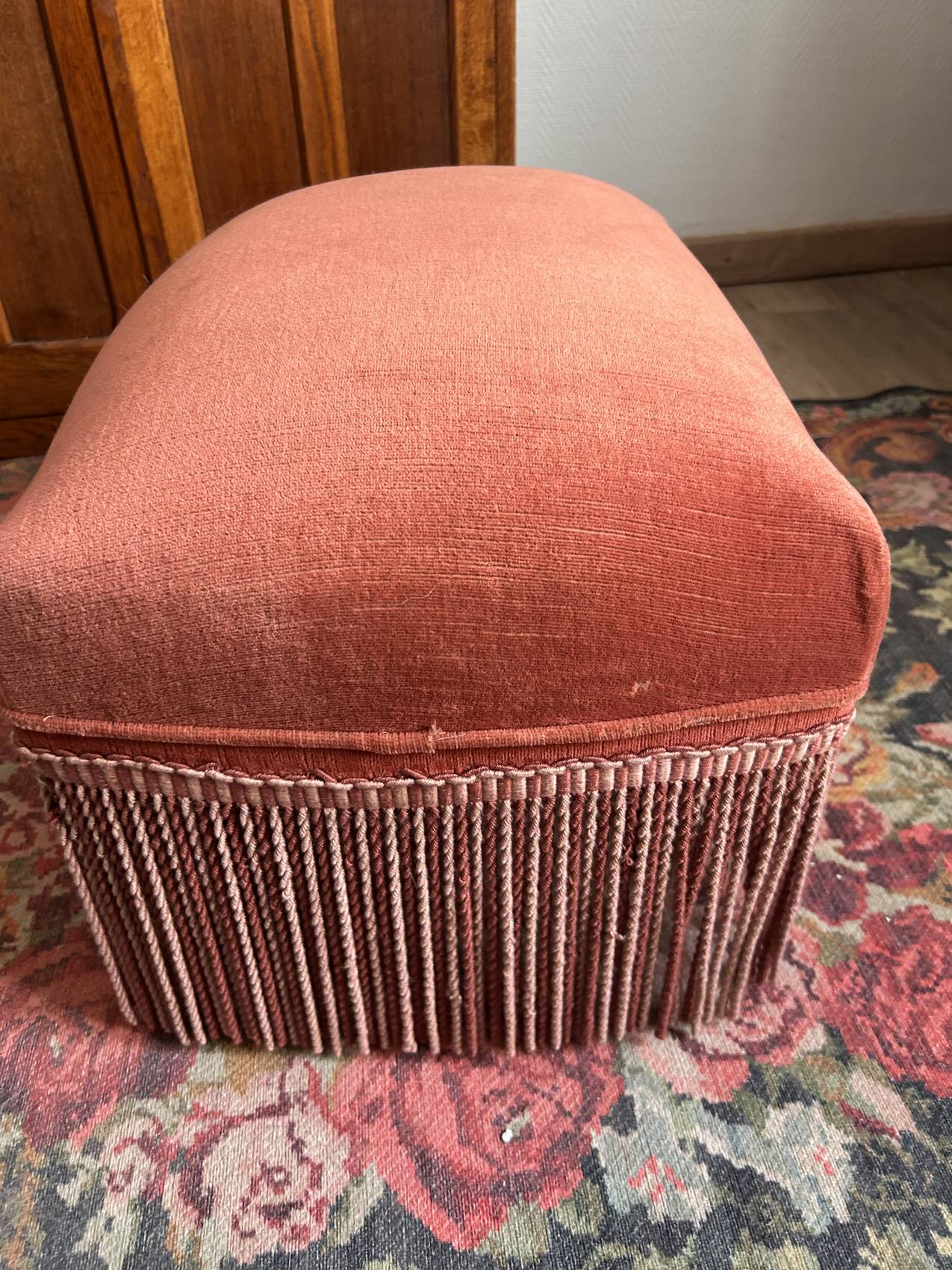 Pouf ottoman vintage en velours vieux rose à frange? l'allié du vendredi soir