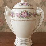 Grande théière art déco en faïence à décor floral – 32 cm