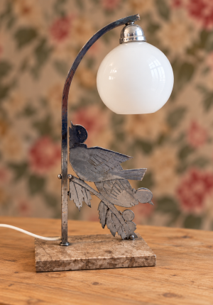 Lampe art déco aux oiseaux en acier nickelé et marbre – globe en opaline blanche