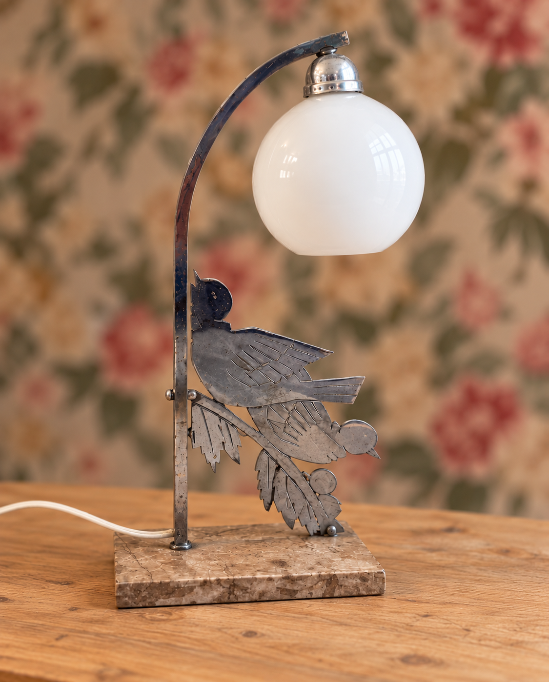 Lampe art déco aux oiseaux en acier nickelé et marbre – globe en opaline blanche