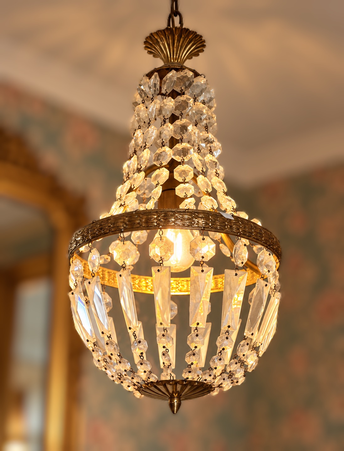 Lustre montgolfière vintage en bronze doré et pampilles de verre - Un beau classique indémodable – Image 5