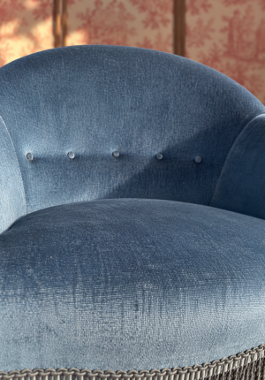 Fauteuil crapaud vintage en velours bleu, un intemporel confortable