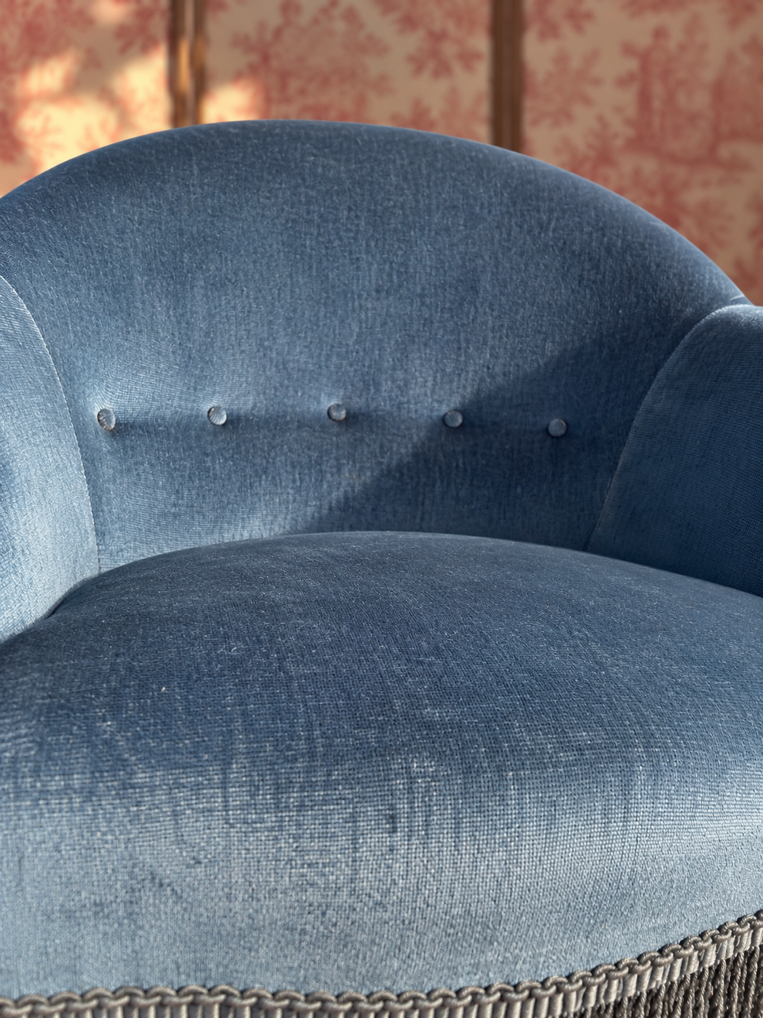 Fauteuil crapaud vintage en velours bleu, un intemporel confortable