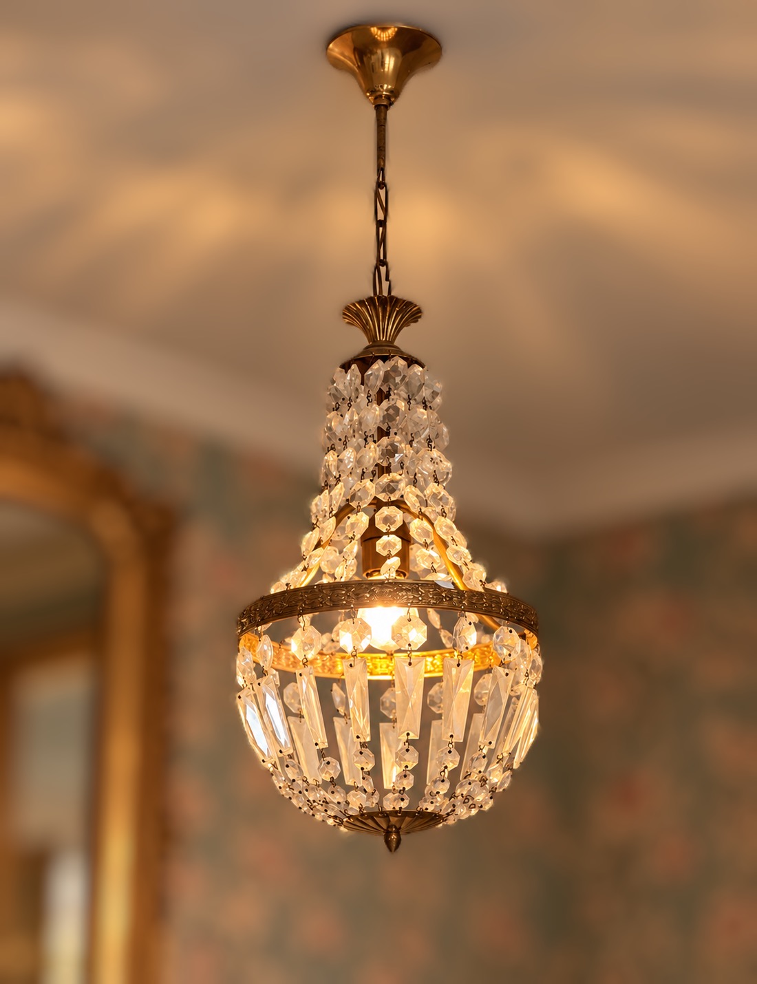 Lustre montgolfière vintage en bronze doré et pampilles de verre - Un beau classique indémodable – Image 4