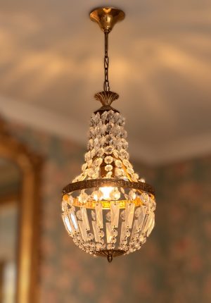 Lustre montgolfière vintage en bronze doré et pampilles de verre - Un beau classique indémodable