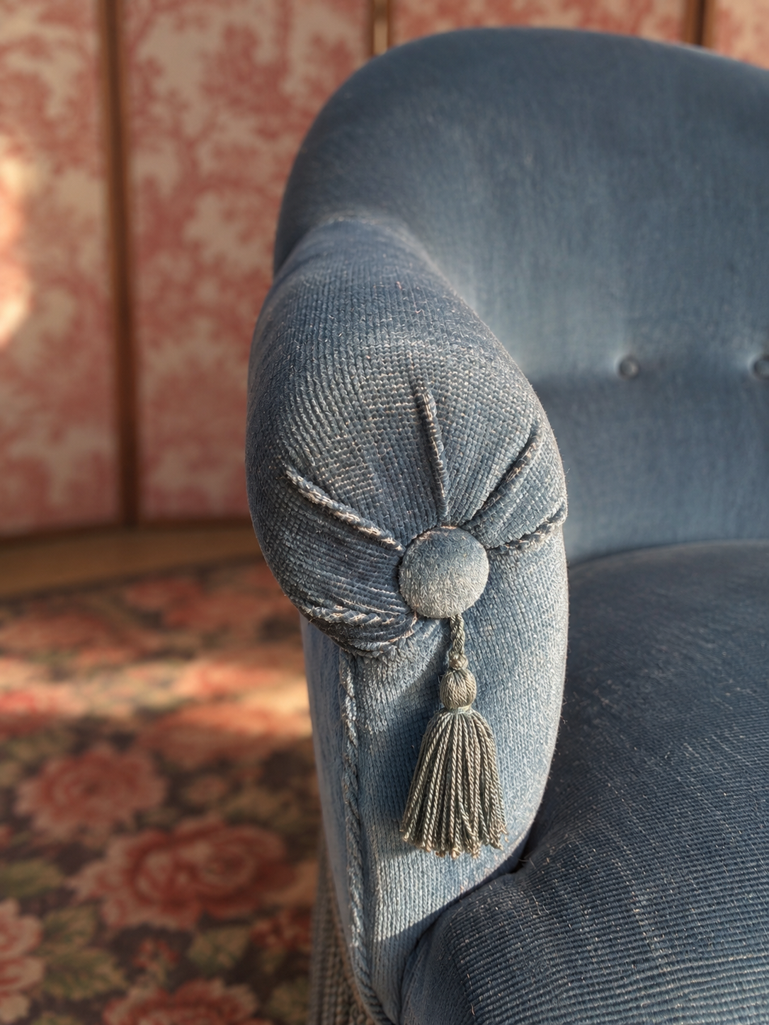 Fauteuil crapaud vintage en velours bleu, un intemporel confortable