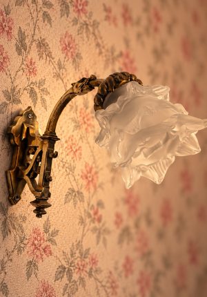 Applique murale ancienne Art nouveau en bronze doré et tulipe en verre satiné – vers 1900