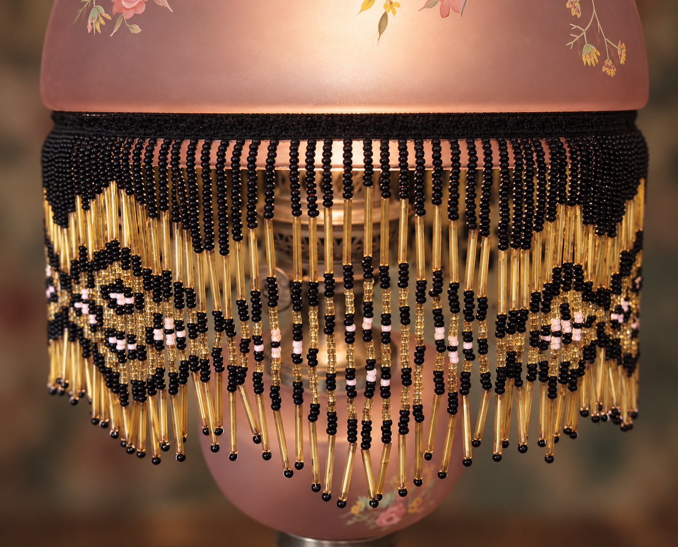 Lampe Charleston vintage en pâte de verre rose à fleurs et franges de perles – Image 2