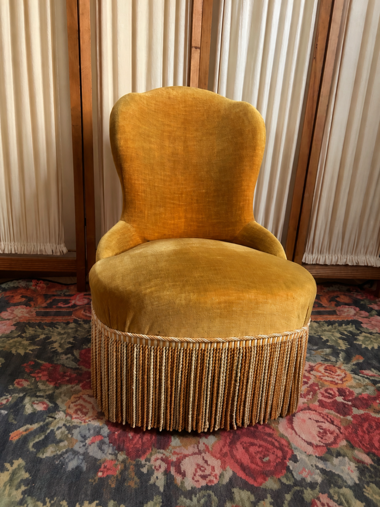 Petit fauteuil chauffeuse vintage en velours jaune d’or patiné et plein de charme 