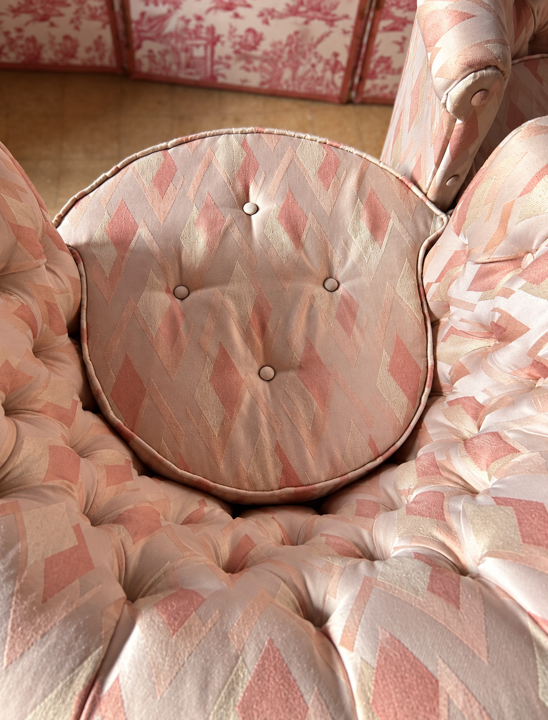 Fauteuil crapaud vintage rose satinée parfait dans les petits espaces