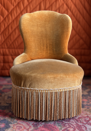 Petit fauteuil chauffeuse vintage en velours jaune d’or patiné et plein de charme 
