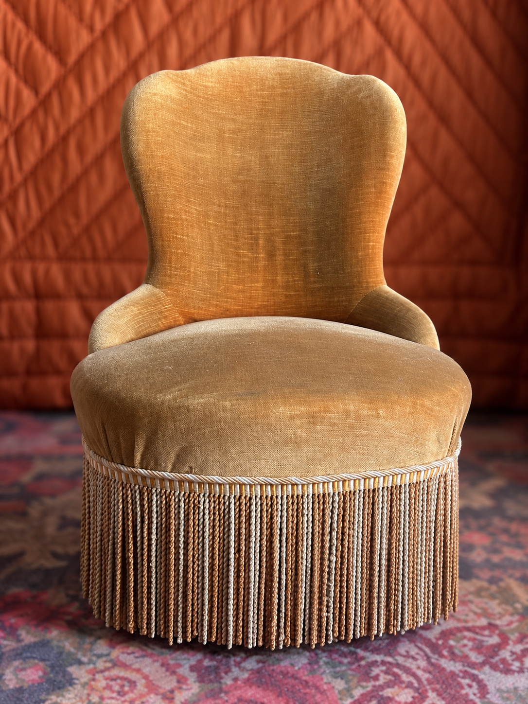 Petit fauteuil chauffeuse vintage en velours jaune d’or patiné et plein de charme