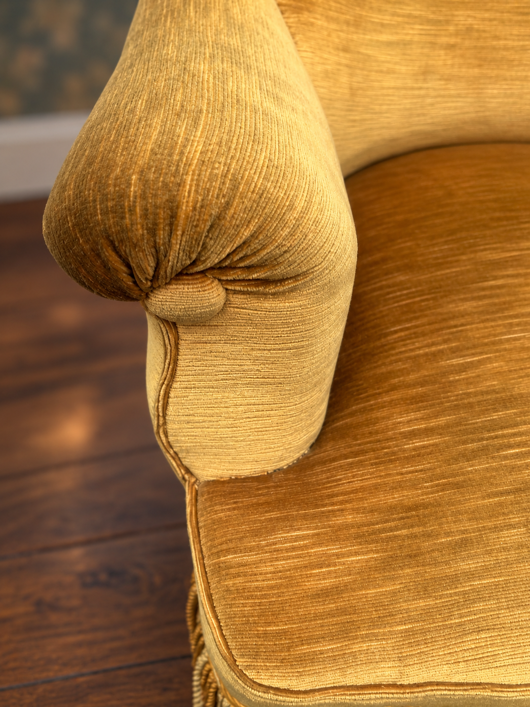 Fauteuil crapaud Napoléon III en velours jaune d’or