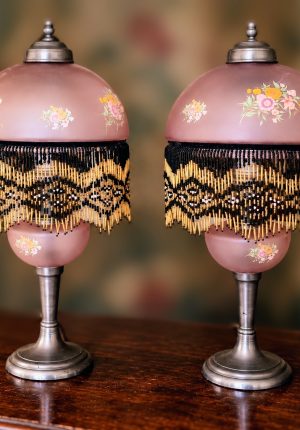 Lampe Charleston vintage en pâte de verre rose à fleurs et franges de perles