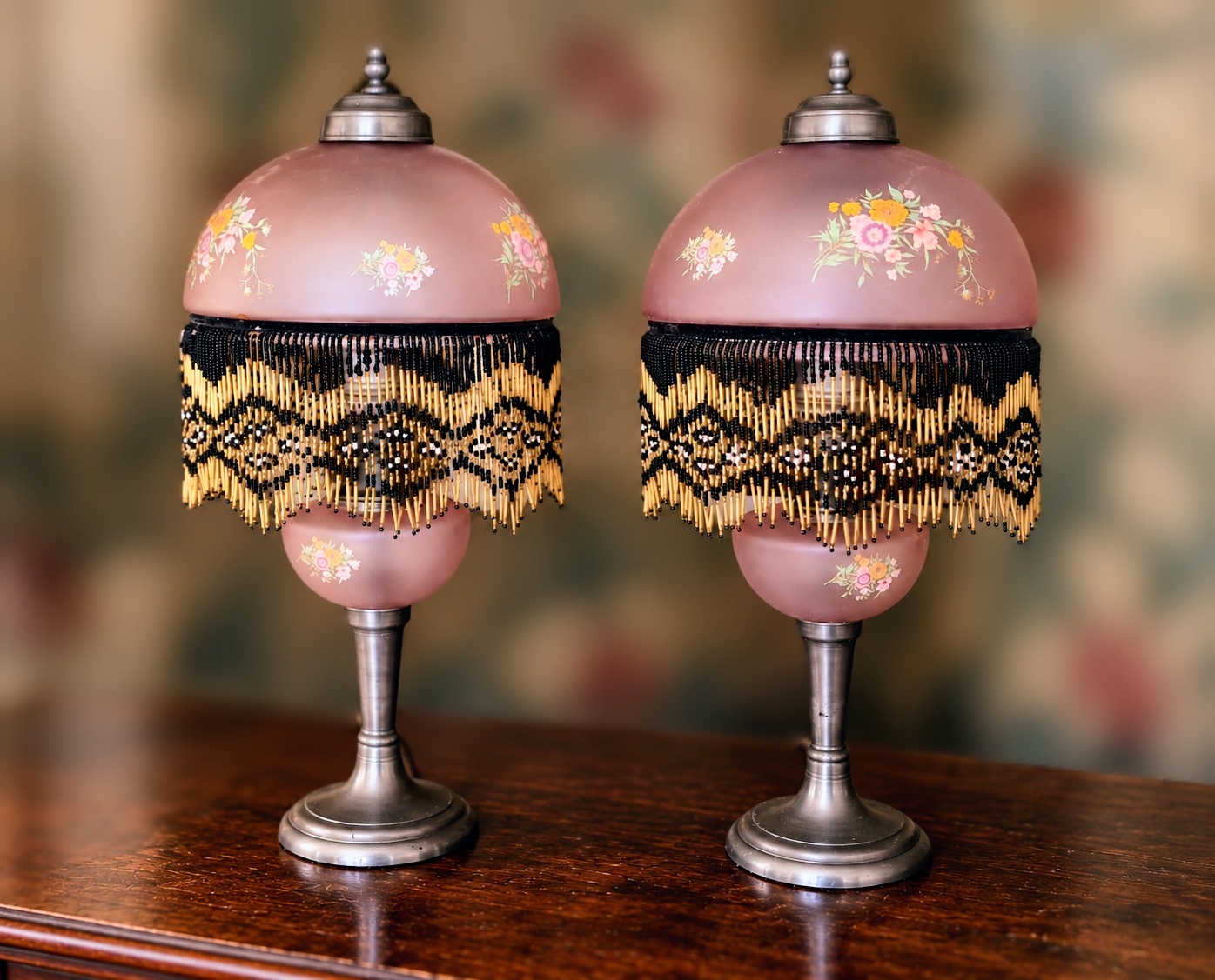 Lampe Charleston vintage en pâte de verre rose à fleurs et franges de perles