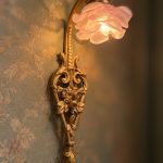 Paire d’appliques anciennes époque 1900 en bronze doré et roses en pâte de verre -splendide