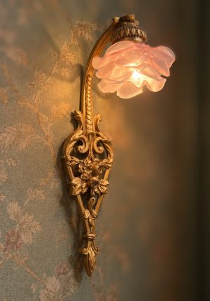 Paire d’appliques anciennes époque 1900 en bronze doré et roses en pâte de verre -splendide