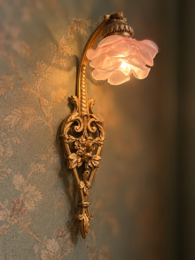 Paire d’appliques anciennes époque 1900 en bronze doré et roses en pâte de verre -splendide 