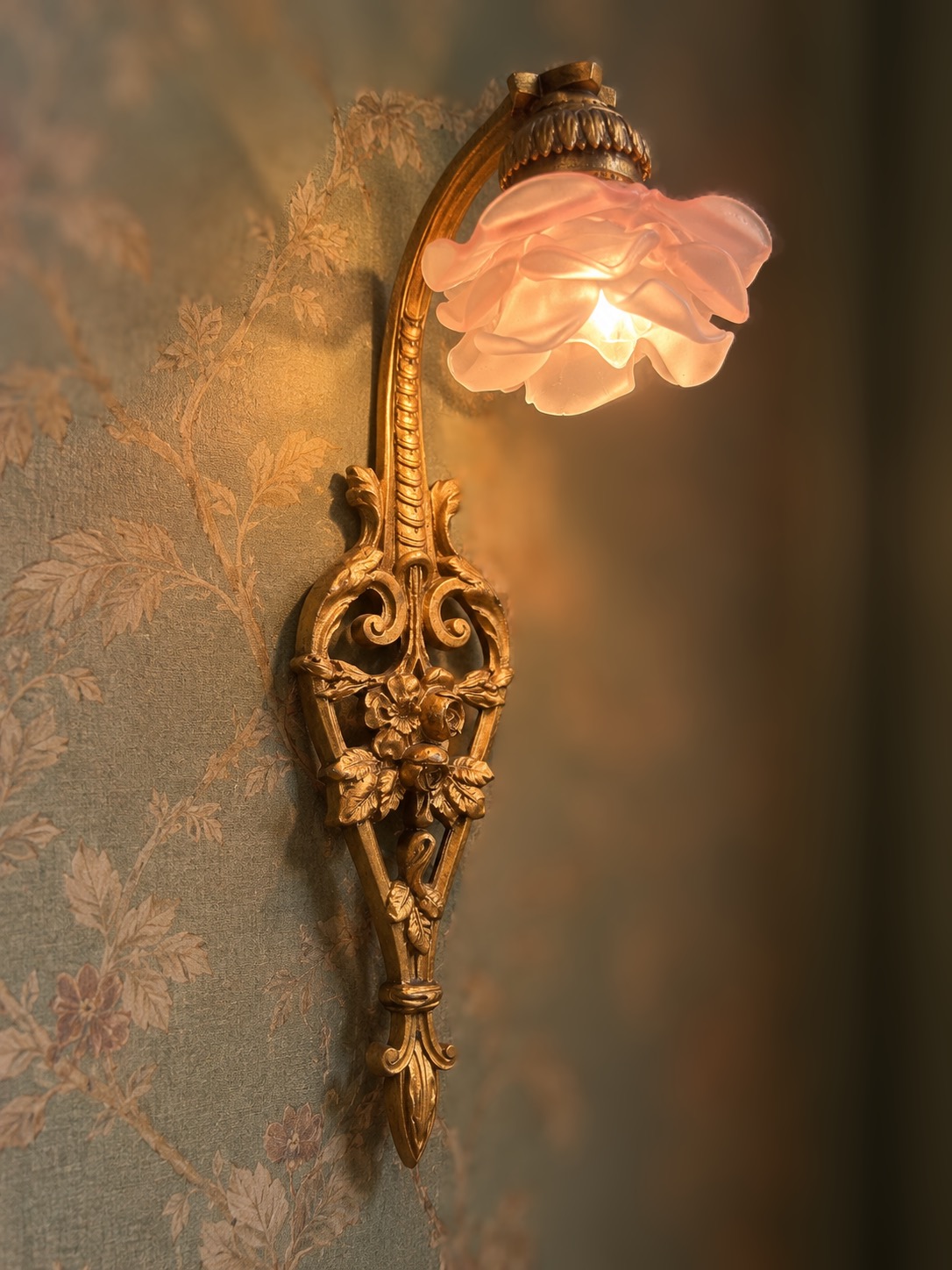 Paire d’appliques anciennes époque 1900 en bronze doré et roses en pâte de verre -splendide