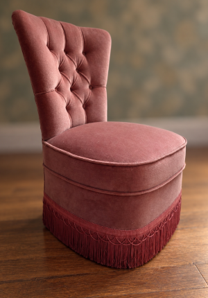 Chauffeuse capitonnée vintage en velours vieux rose, décorative et pleine de charme
