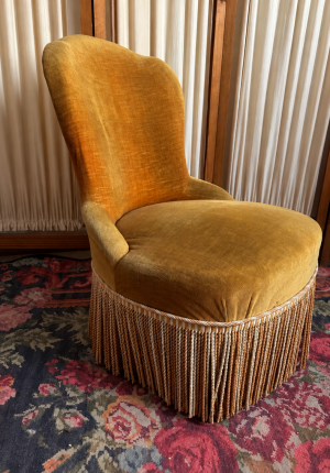 Petit fauteuil chauffeuse vintage en velours jaune d’or patiné et plein de charme 