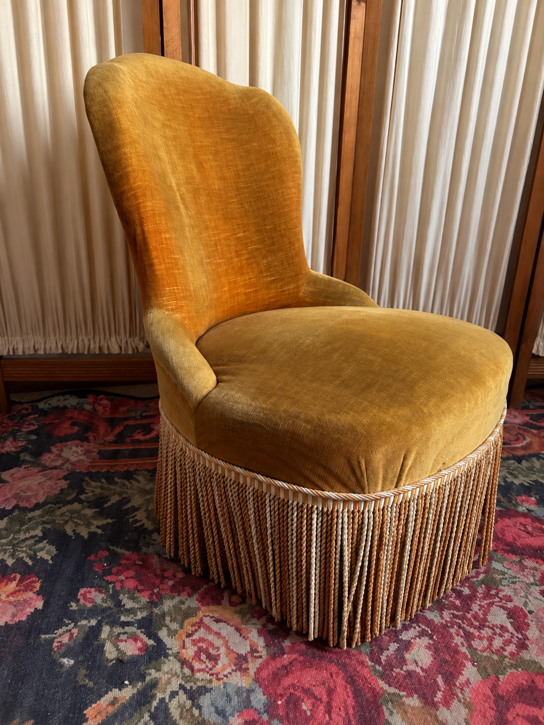 Petit fauteuil chauffeuse vintage en velours jaune d’or patiné et plein de charme