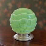 Petite lampe boule art déco en verre vert et blanc, dans le goût du verre de Clichy