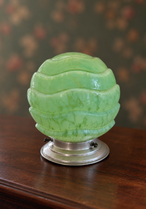 Petite lampe boule art déco en verre vert et blanc, dans le goût du verre de Clichy