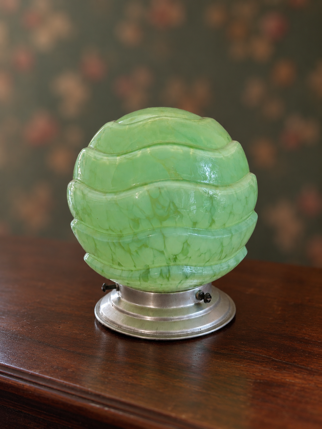 Petite lampe boule art déco en verre vert et blanc, dans le goût du verre de Clichy