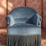Fauteuil crapaud vintage en velours bleu, un intemporel confortable