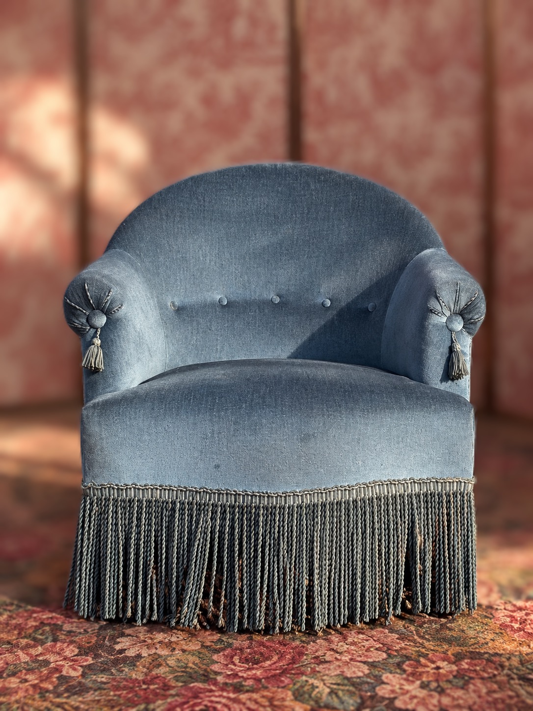 Fauteuil crapaud vintage en velours bleu, un intemporel confortable