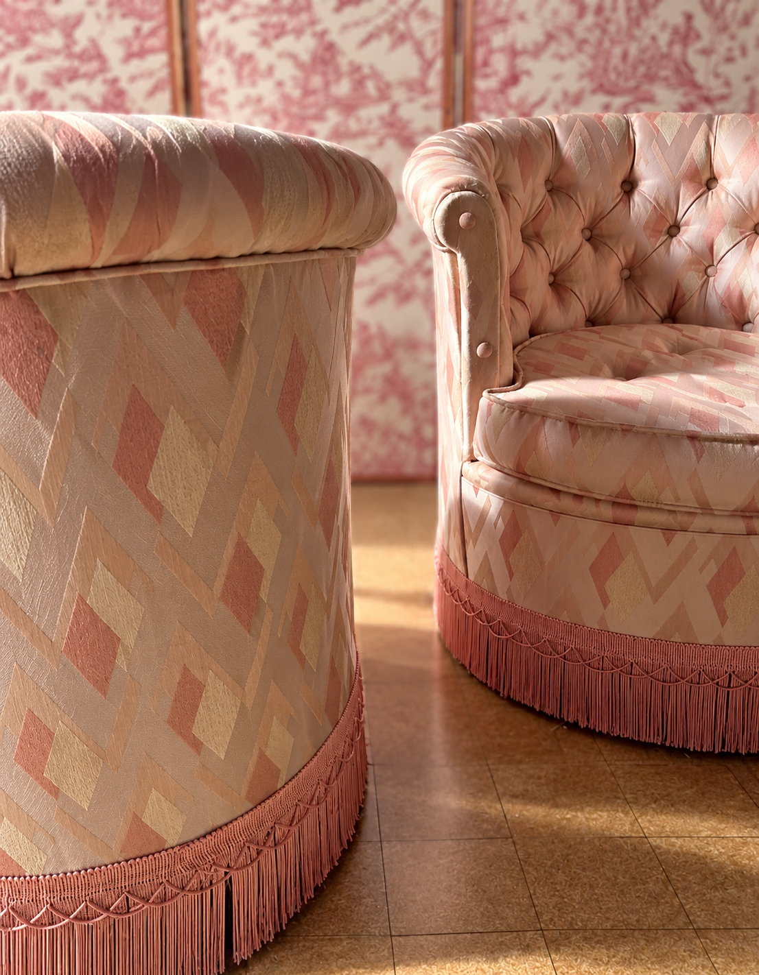 Fauteuil crapaud vintage rose satinée parfait dans les petits espaces