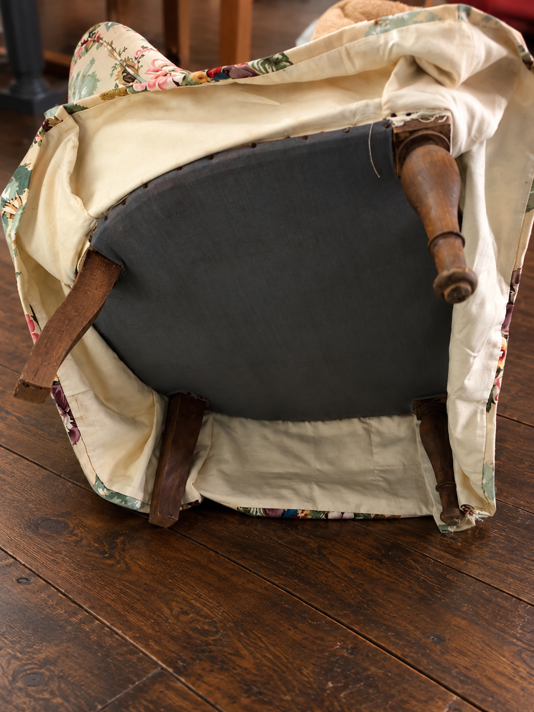 Fauteuil crapaud ancien à fleurs assise tapissier traditionnelle et charme vintage